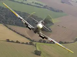 Vue de face d'un Spitfire en plein vol.