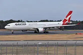 VH-QPA, l'Airbus A330 de Qantas impliqué, ici à l'aéroport international de Narita en mars 2019, onze ans après l'incident.