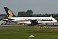 Un Airbus A380 de Singapore Airlines à l'aéroport.