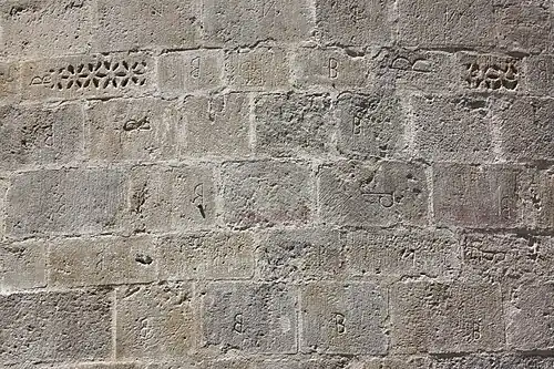 Pierres ornementales et marques de tâcherons au chevet de la cathédrale.