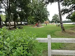 Aire de jeux et tables de pique-nique (communal et public) au lac du Bel Air de Priziac