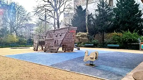 Aire de jeux avec structure bateau pirate.