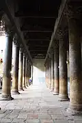 Entre les colonnades des collatéraux de la nef.