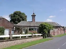 Porche d'une ferme à Aisonville.