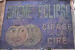 Ancienne publicité murale à Aix-en-Provence en France.