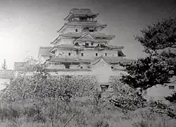 Le château d'Aizuwakamatsu endommagé après la bataille d'Aizu.