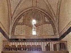 La galerie, la litre funéraire et le décor peint de la première travée.