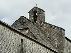 Le toit en lauzes et le clocher-mur.