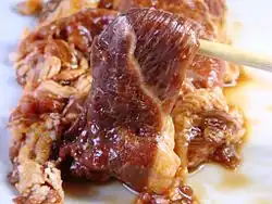 Viande cuite dans un jingisukan.