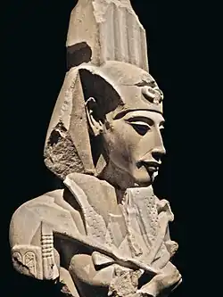 Akhenaton, orné des plumes du dieu Shou sur le némès. Musée égyptien du Caire.