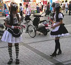 Des maids distribuant des dépliants pour annoncer leur café devant la sortie de la station de train JR de Akihabara.