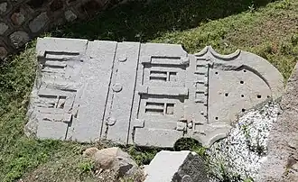 Sommet brisé de la stèle n°5.