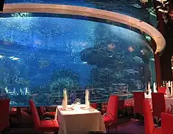 Aquarium dans un restaurant de l'hôtel Burj-al-Arab à Dubaï.