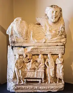 Urne "Femmes", IIe&nbsp;– Ier&nbsp;siècle&nbsp;av. J.-C. (Inv. 13896)