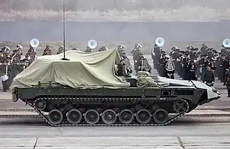 Le VCI T-15 reprend le train de roulement du char T-14.