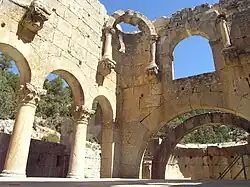 Trompe paléochrétienne du Ve&nbsp;siècle dans le monastère d'Alahan. Ici le parti pris met en valeur le principe structurel primitif du concept de trompe : il s'agit simplement d'une arche qui fournit un soutien en diagonale entre deux murs en angle droit. Le cul-de-four ferme la cavité et peut servir de contrefort.