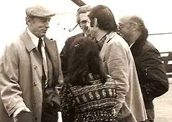 Photo en noir et blanc d'Yves Montand discutant avec quatre professionnels avant un récital au Printemps de Bourges.