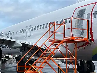 Le 737 après l'accident (la porte manquante dans le fuselage est recouverte d'un film plastique par les enquêteurs du NTSB).