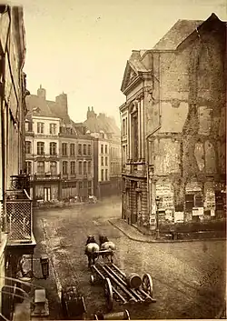 Démolition pour la place de la gare. Rue de Tournai, à droite l’ancien couvent des Bons Fils