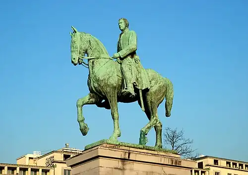 La statue équestre.