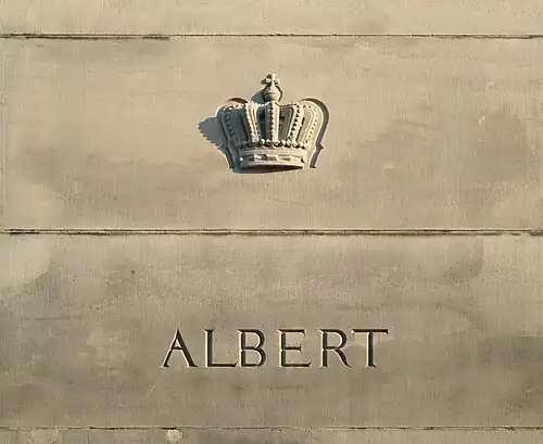 Détail de la couronne avec le nom du roi Albert.