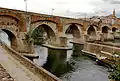 Pont vieux : il a gardé des traces de ses nombreux remaniements.