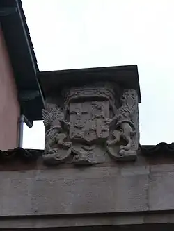 Maison d'Albon, détail du porche et des armes des d'Albon