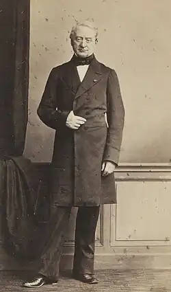 Portrait photographique en pied.