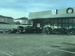 Supermarché Aldi entouré de pneu