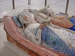 XIIIe&nbsp;siècle : gisant couché (Aliénor d'Aquitaine)