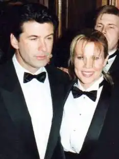 Photo de Alec Baldwin et Kim Basinger en smoking à la 19e&nbsp;cérémonie des Césars en 1994
