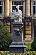 Monument d’Aleksander Fredro devant le bâtiment du théâtre.