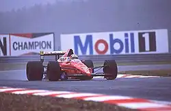 Photo d'une monoplace rouge sur une piste détrempée