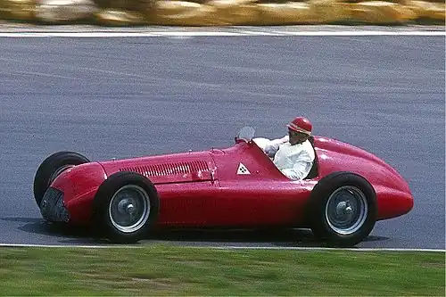 Photo d'un pilote au volant d'une Alfa Romeo 158/159, monoplace utilisée jusqu'en 1951.