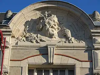 Gambrinus (1913), bas-relief sur le fronton du bâtiment administratif de la Brasserie de Champigneulles à Nancy (détruit en 2009).