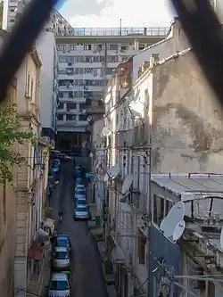 Le passage sous l'immeuble-pont est visible en arrière-plan.