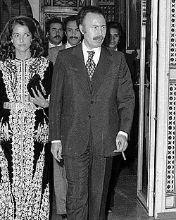 Une des variantes du caftan algérien confectionné à Constantine, portée par l'épouse du président Houari Boumédiène.
