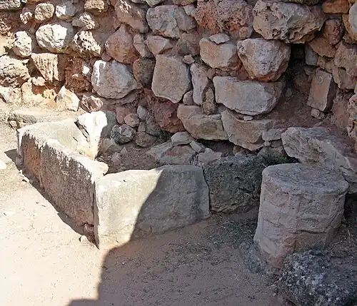 Le siège du chef, la niche dans le mur, et le bassin en plaques de pierre