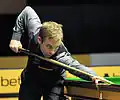 Ali Carter jouant une bille en piqué.