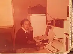Ali Kahlane travaillant sur le développement de son système de gestion de base de données pragmatiques sur micro ordinateur dans le cadre de son Ph.D, au Computer Lab de Brunel University - décembre 1978