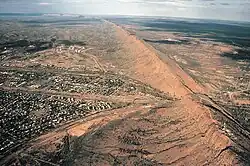 Les monts MacDonnell (orientés est-ouest) coupant la ville d'Alice Springs  et la trouée de Heavitree - vue de l'ouest, le nord est à gauche