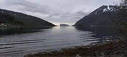 Vue du Kattfjorden dans l'alignement des îles d'Hogøya et Håja