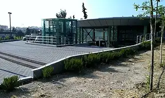 Une des deux entrées de la station.