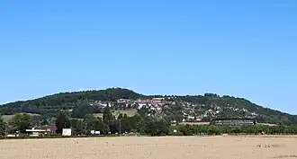 Vue du mont Auxois depuis le sud, avec le MuséoParc Alésia en bas à droite.
