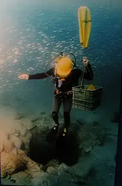 Plongeur près du puits