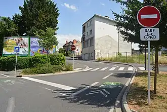 Double-sens cyclable signalé par le panonceau M9v2