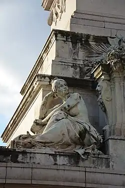 L’allégorie de l'Histoire fait face à la place des Quinconces.