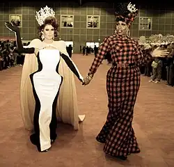 Monét X Change (à droite) et Trinity The Tuck (à gauche), gagnantes ex æquo de la quatrième saison.