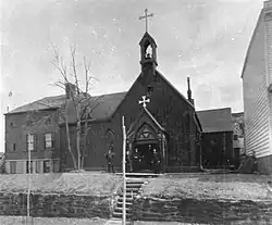 All Angels' Church en 1887, après que le bâtiment de l'église ait été physiquement déplacé.