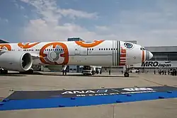 Avion orange et blanc.